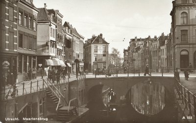 1568 Gezicht op de Oudegracht te Utrecht met de Maartensbrug; links op de achtergrond enkele huizen aan de Lichte ...